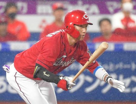 　５回、西川が勝ち越しの適時二塁打を放つ（撮影・堀内翔）　