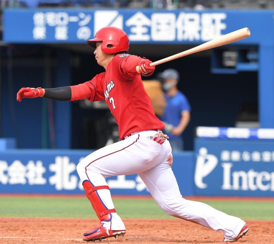４回広島１死一塁、左前に安打を放つ広島・堂林翔太＝横浜スタジアム（撮影・高石航平）