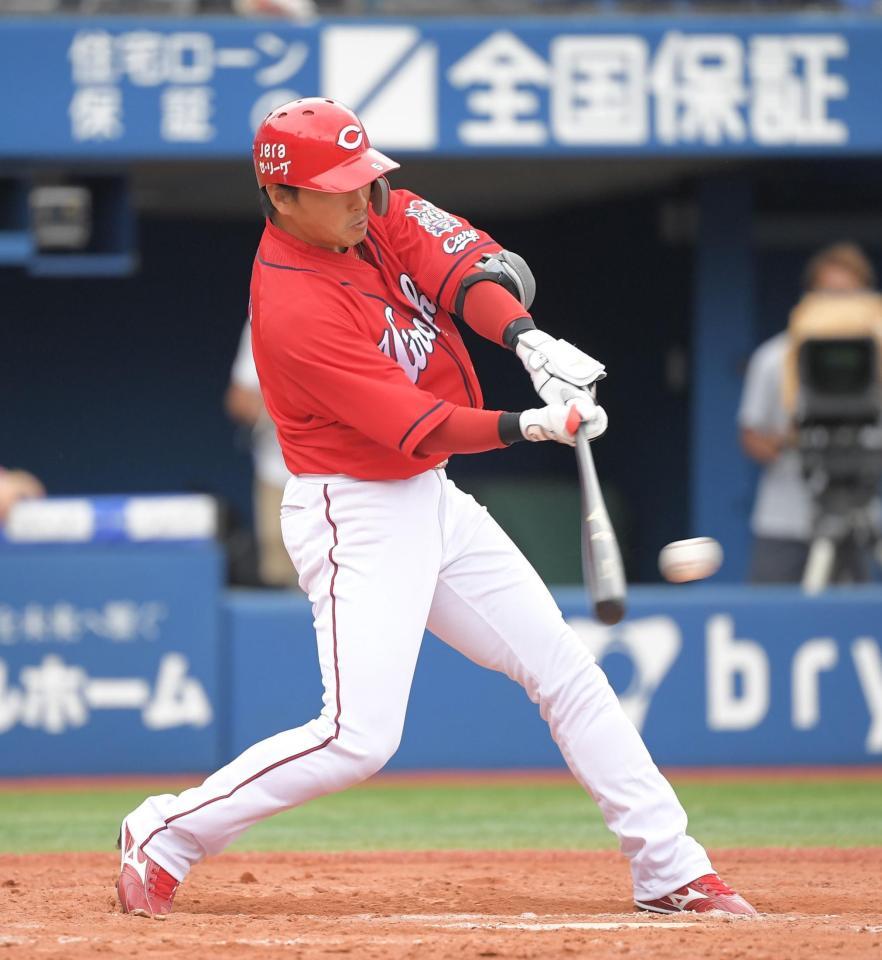 ８回、長野が逆転の２点適時二塁打を放つ（撮影・堀内翔）