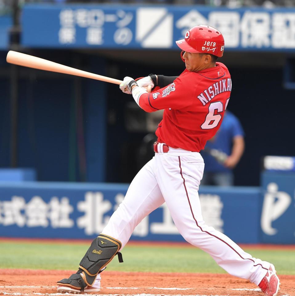 ７回、適時二塁打を放つ西川（撮影・高石航平）