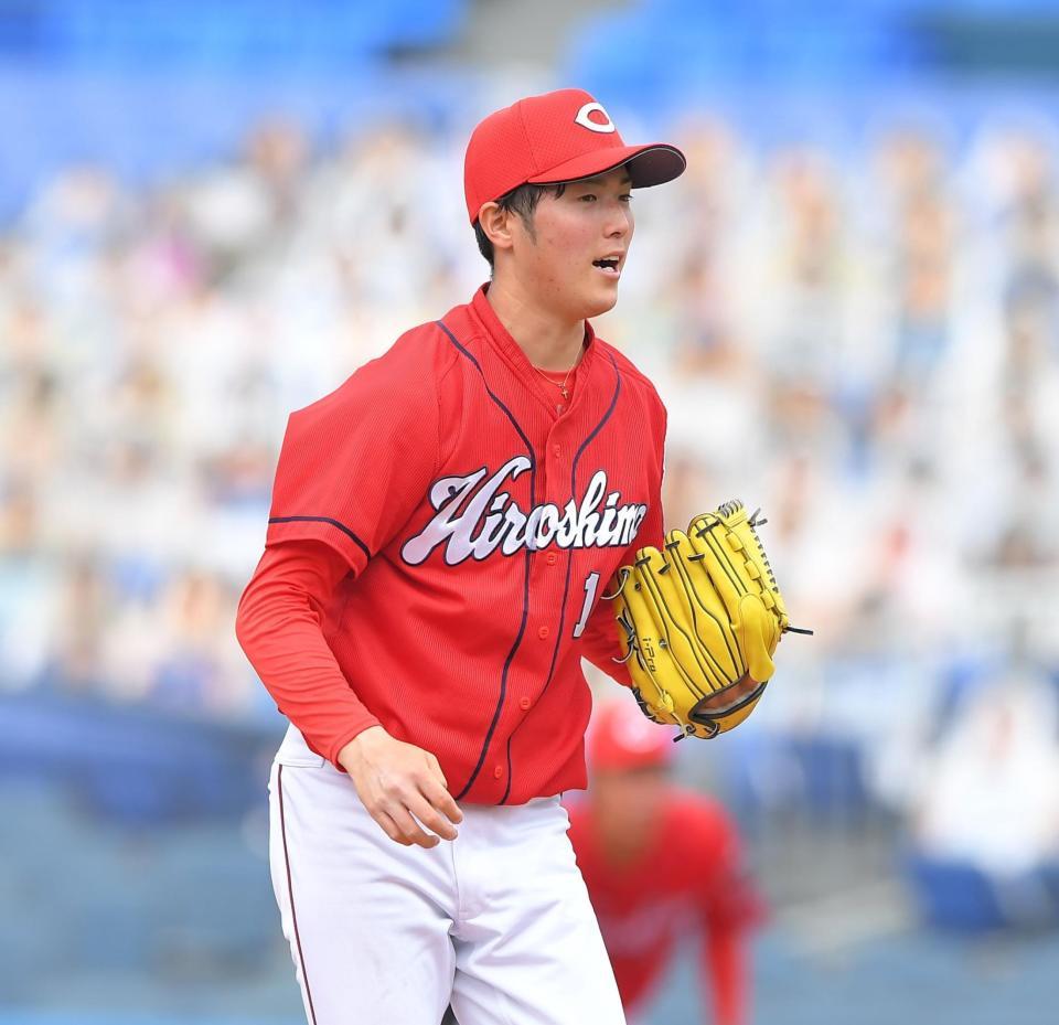 ７回２死、ＤｅＮＡ・柴田から空振り三振を奪い控えめに声を出す広島・森下＝横浜スタジアム（撮影・高石航平）