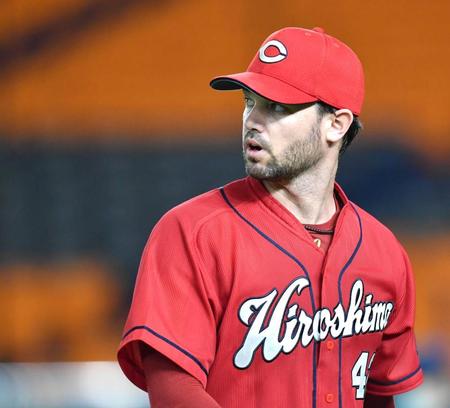 　５回、巨人に勝ち越しを許し、マウンドで肩を落とすＫ・ジョンソン