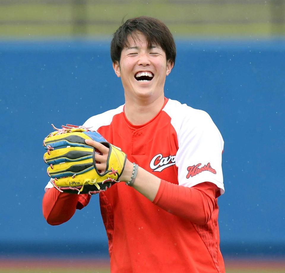 　キャッチボール時に笑顔を見せる森下