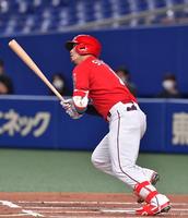 ２回、先制ソロを放つ広島・鈴木誠（撮影・立川洋一郎）