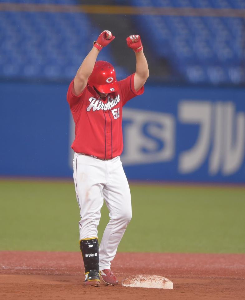 ３回、勝ち越しの適時打を放ちガッツポーズを決める松山竜平＝神宮球場（撮影・開出牧）