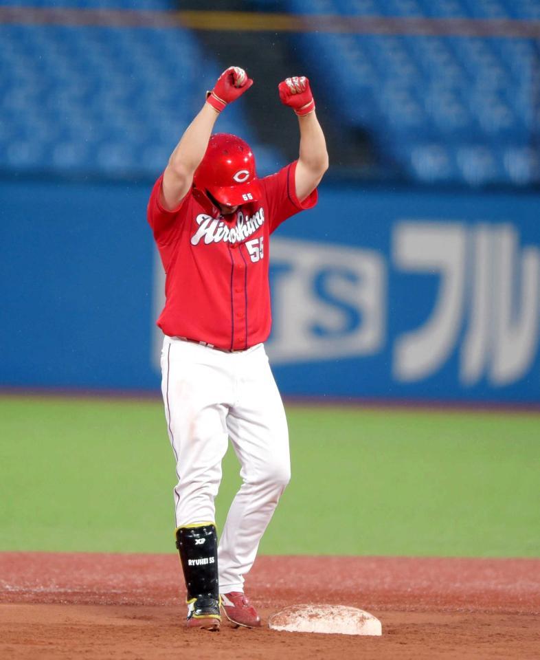 　３回、勝ち越しの適時二塁打を放ちガッツポーズを決める広島・松山（撮影・開出牧）