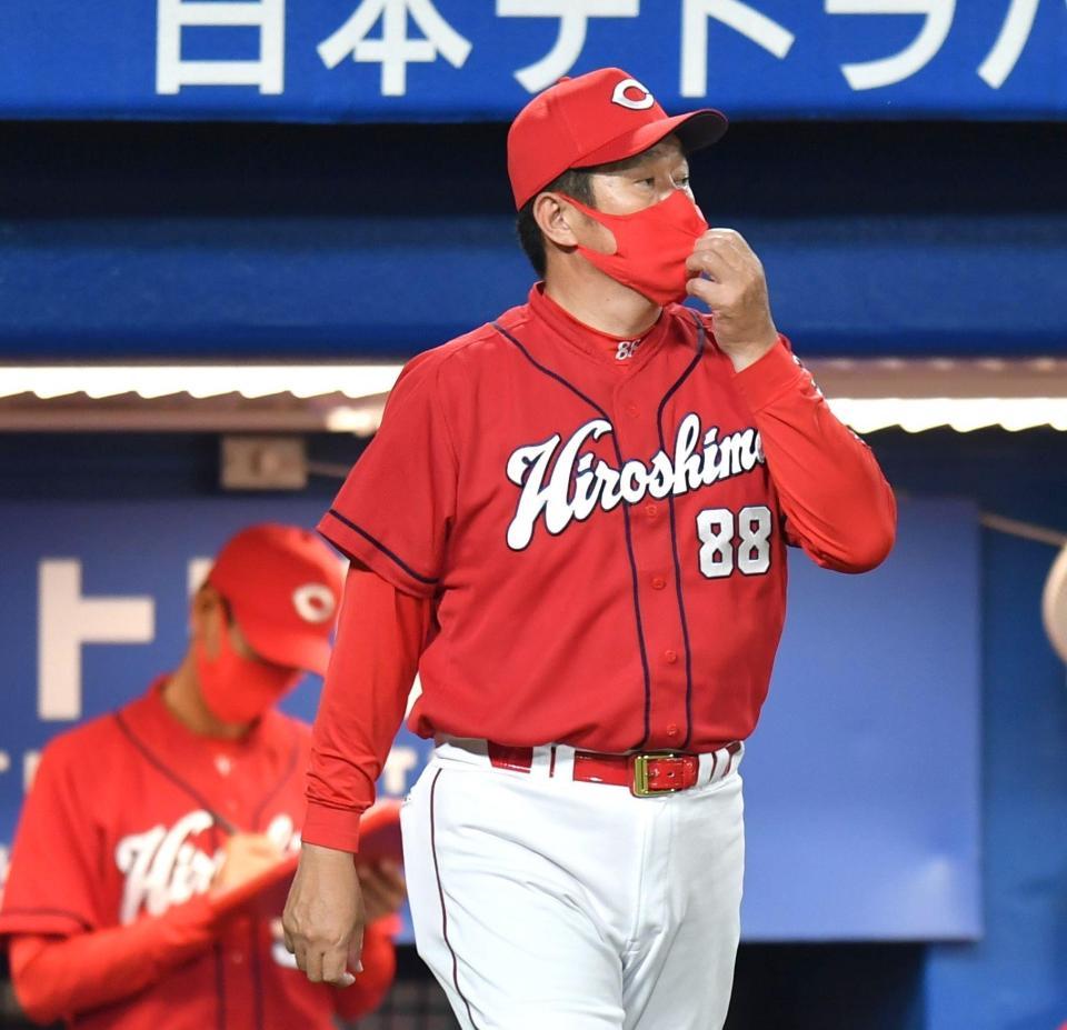 リリーフ問題に頭を悩ませる佐々岡監督（撮影・西岡正）