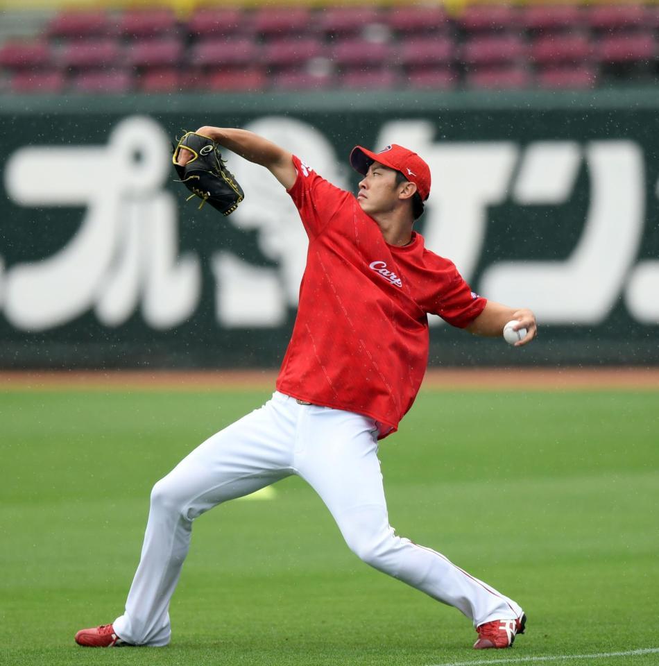 キャッチボールする広島・中村恭平＝マツダスタジアム（撮影・山口登）