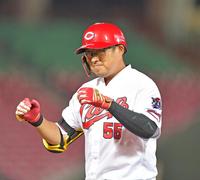 　６回、左前へ勝ち越し適時打を放ち、ベンチへ向かってポーズを見せる松山（撮影・立川洋一郎）