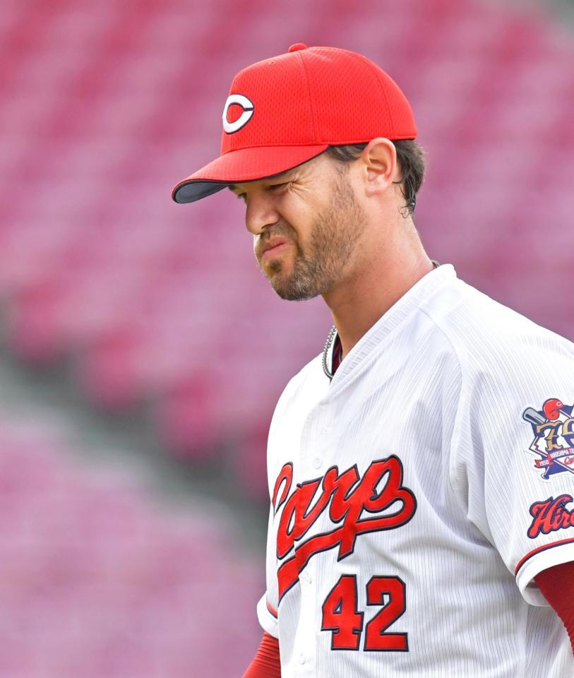 １回表に１点を失い、顔をゆがめながらベンチへ戻る広島・Ｋ・ジョンソン＝マツダスタジアム（撮影・立川洋一郎）