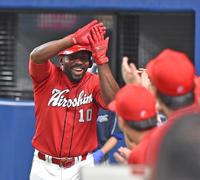 １回、先頭打者本塁打を放ち笑顔でナインに迎えられる広島・ピレラ（撮影・金田祐二）