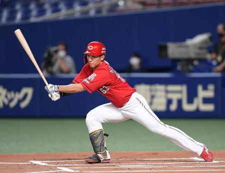 １回、先制適時二塁打を放つ広島・西川（撮影・金田祐二）