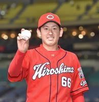 今季初勝利を挙げウイニングボールを手に笑顔の遠藤（撮影・金田祐二）