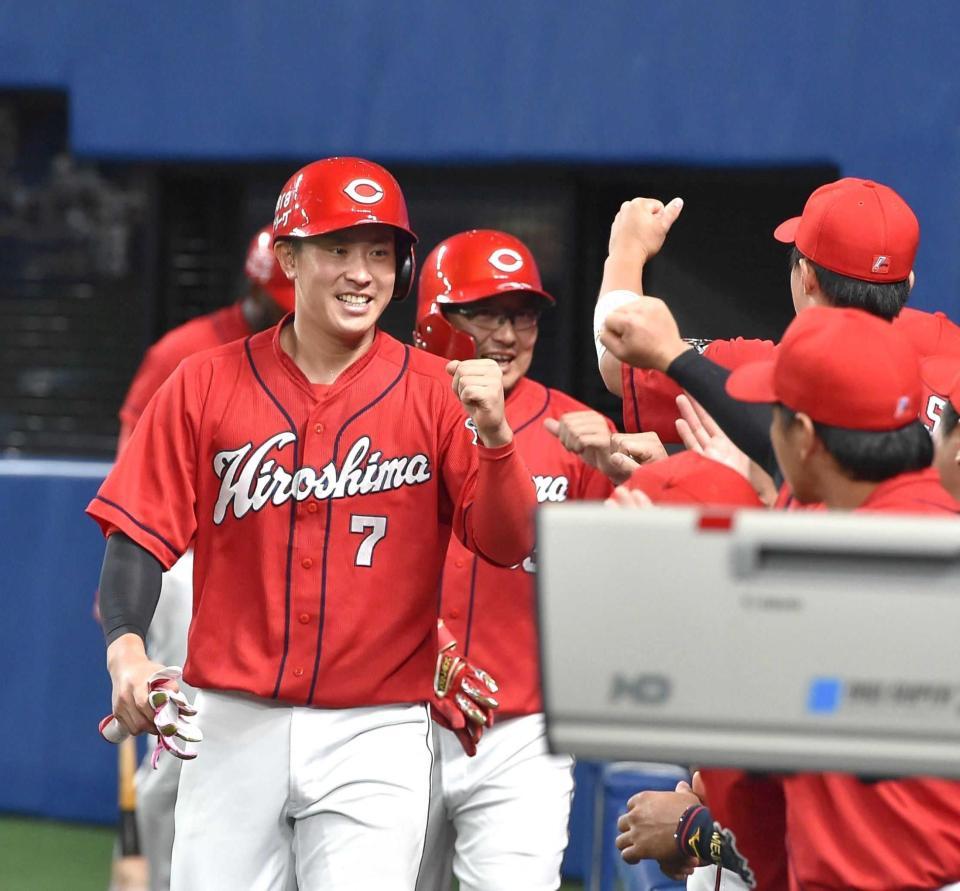 　３回、田中広の２点適時打で生還し笑顔で迎えられる堂林