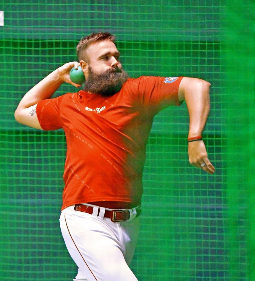 　ネットスローをするＤＪ・ジョンソン（撮影・立川洋一郎）