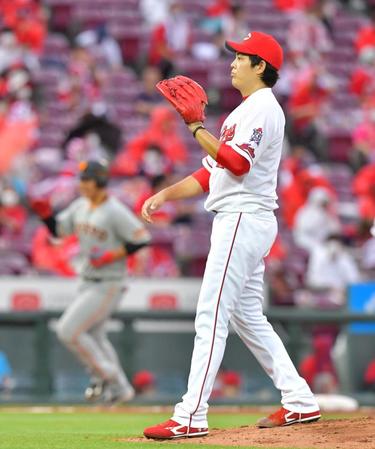 　３回、岡本（左）に３ランを浴びた九里（撮影・立川洋一郎）