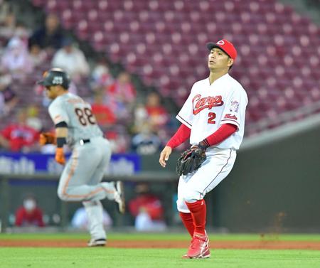 　６回、代打・ウィーラーの打球を後逸し、タイムリーエラーにしてしまう田中広（撮影・立川洋一郎）