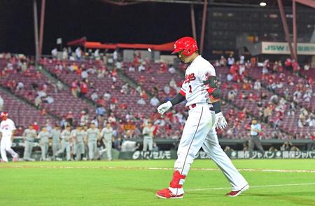 　今季本拠地初の有観客試合を白星で飾れず、最後の打者となりベンチへ引き揚げる鈴木誠（撮影・立川洋一郎）