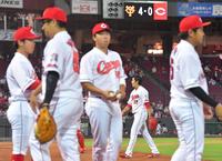 ４回表を投げ終えベンチへ戻る九里（中央奥）＝撮影・立川洋一郎