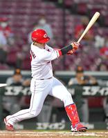 　８回、左前打を放つ堂林（撮影・立川洋一郎）