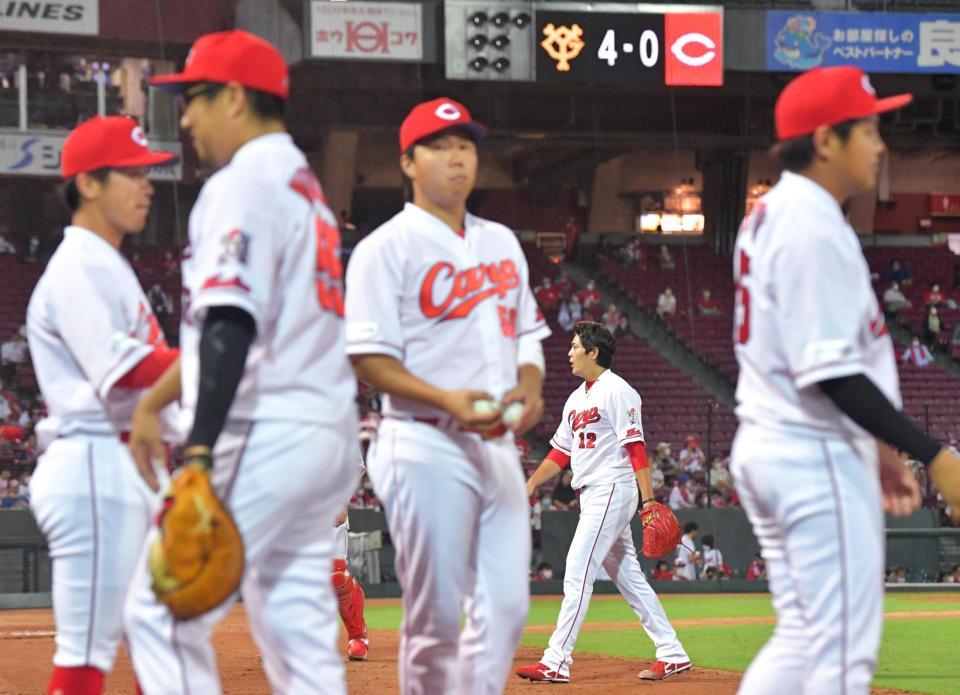 ４回表を投げ終えベンチへ戻る九里（中央奥）＝撮影・立川洋一郎
