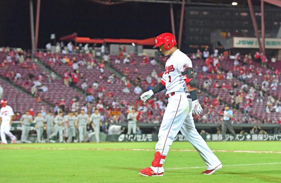 　今季本拠地初の有観客試合を白星で飾れず、最後の打者となりベンチへ引き揚げる鈴木誠（撮影・立川洋一郎）
