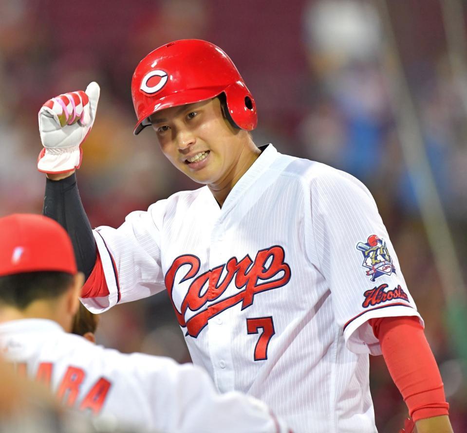 　６回裏が終了し、この回に適時二塁打を放った堂林はベンチに引き揚げて笑顔を見せる（撮影・立川洋一郎）