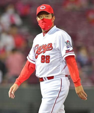 　球審に選手交代を告げベンチへ戻る佐々岡監督（撮影・立川洋一郎）