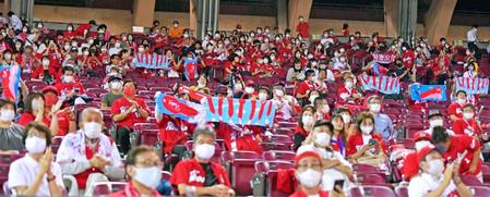 　スタンドから応援するカープファン