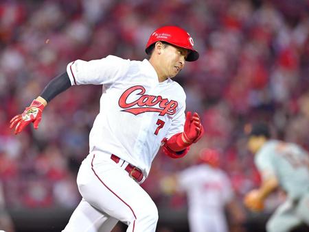 　６回、左中間へ適時二塁打を放った堂林