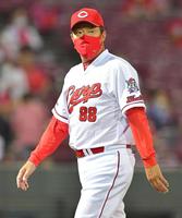 　球審に選手交代を告げベンチへ戻る佐々岡監督（撮影・立川洋一郎）