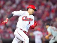 　６回、左中間へ適時二塁打を放った堂林