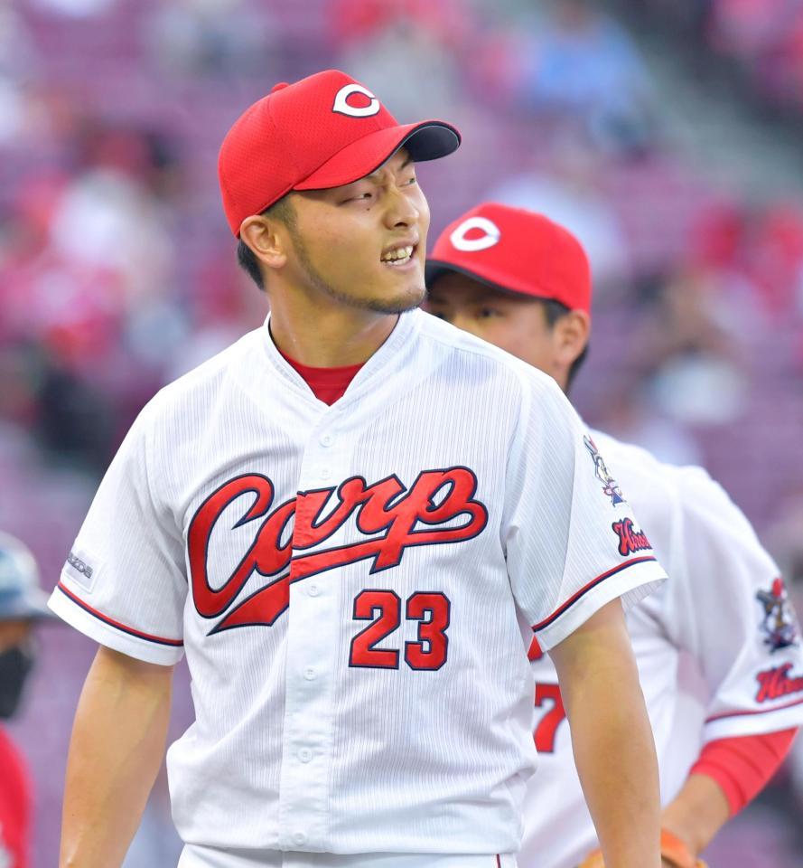 １回に３点を失い、悔しそうな表情でベンチへ戻る広島・薮田＝マツダスタジアム（撮影・立川洋一郎）