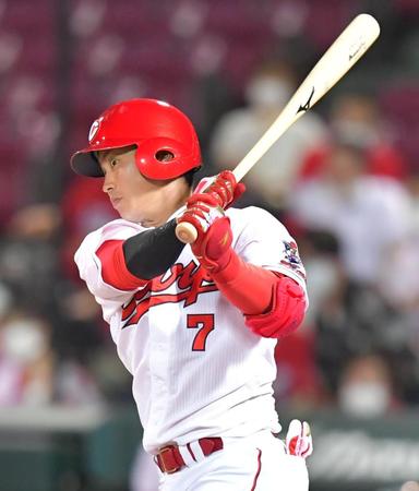 ６回、この日４安打目となる左前打を放つ堂林（撮影・立川洋一郎）