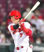 ６回、この日４安打目となる左前打を放つ堂林（撮影・立川洋一郎）