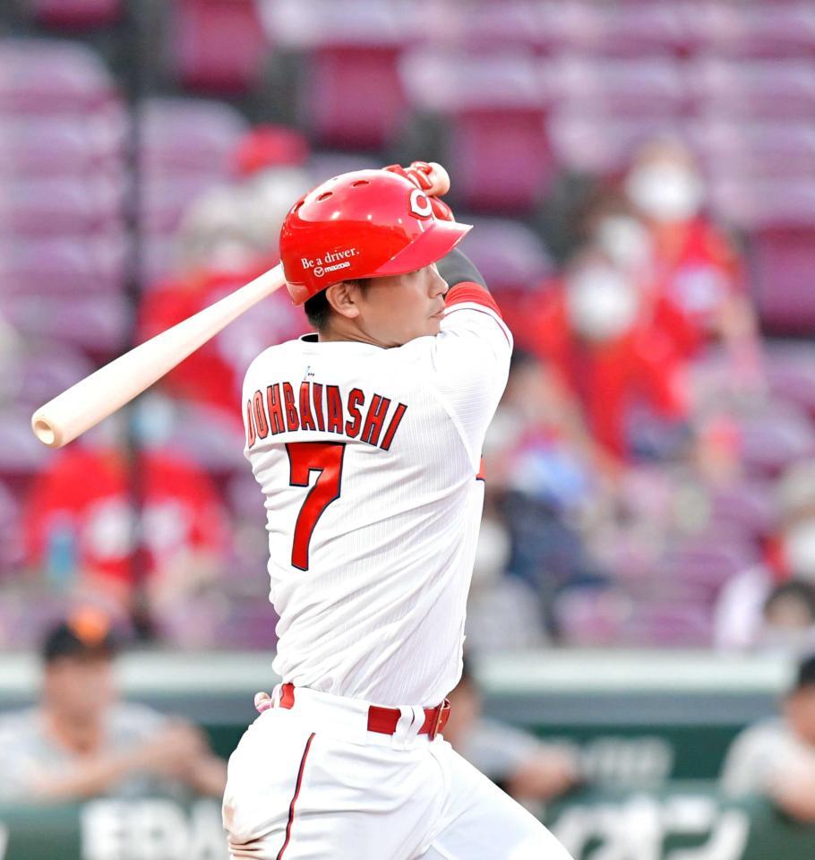 　４回、右中間へ２ランを放つ堂林（撮影・立川洋一郎）