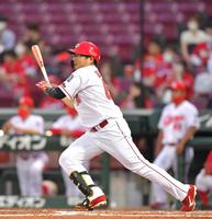 　３回、中前へ適時打を放つ松山（撮影・立川洋一郎）