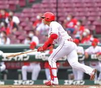 　１回、右中間へ二塁打を放つ堂林（撮影・立川洋一郎）