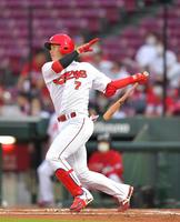 　３回、右中間フェンス直撃の二塁打を放つ堂林（撮影・立川洋一郎）