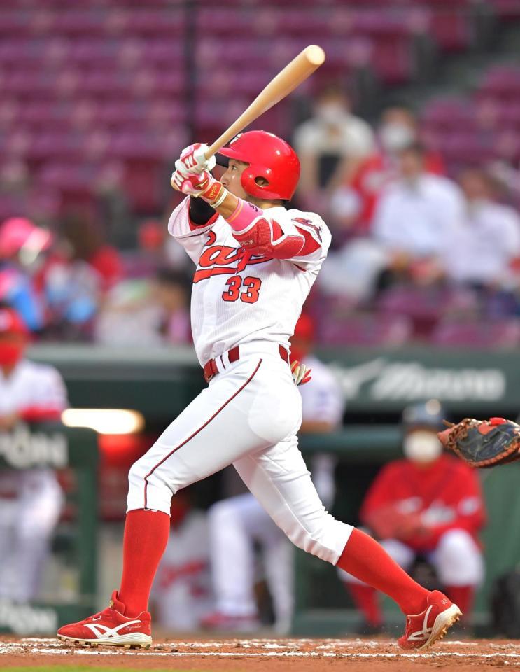 　３回、右中間スタンドへソロを放つ菊池涼（撮影・立川洋一郎