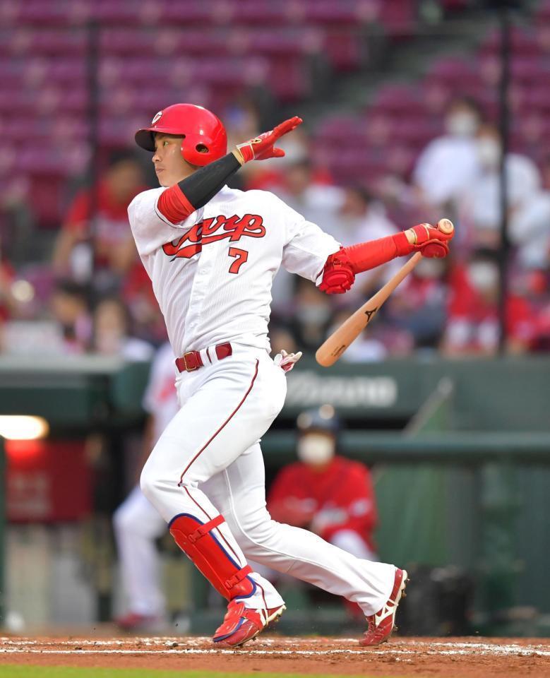 　３回、右中間フェンス直撃の二塁打を放つ堂林（撮影・立川洋一郎）