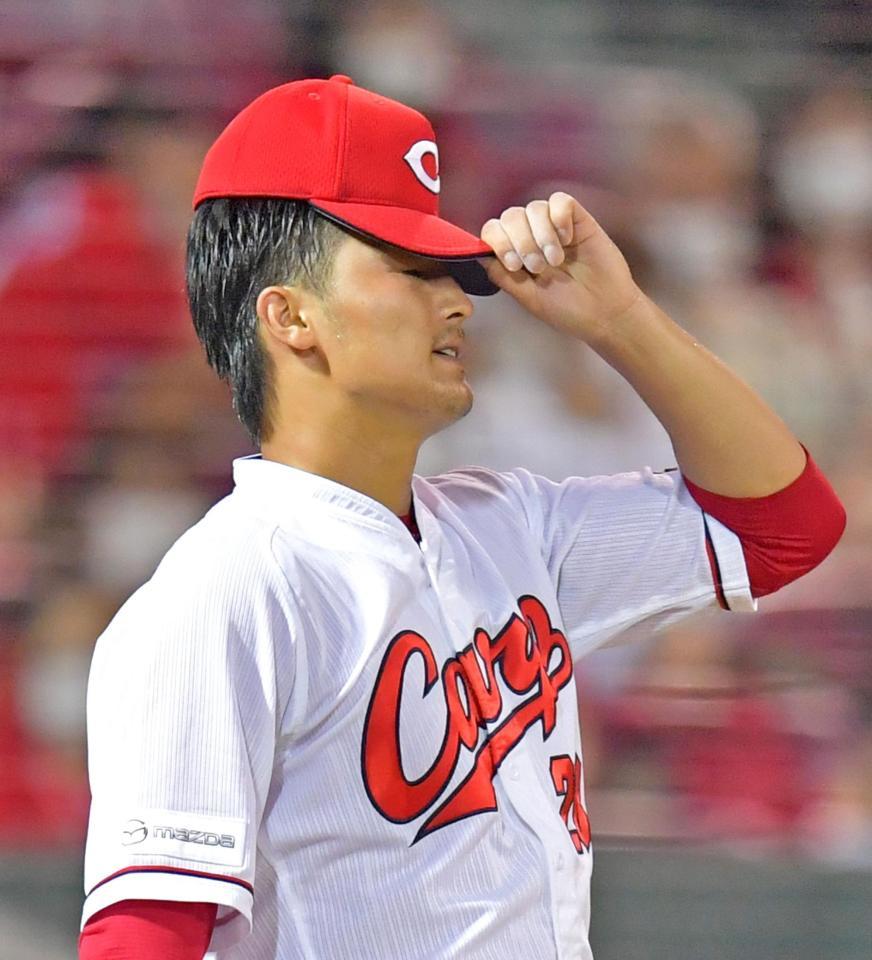 　５回、２点適時打を打たれ、肩を落とす広島・床田寛樹