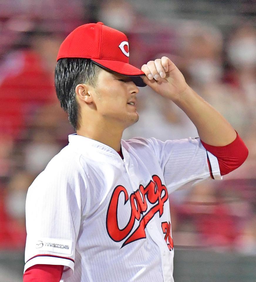 　５回、エスコバーに２点打を打たれ、肩を落とす床田