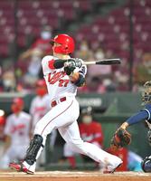 ７回、中前へ勝ち越し適時打を放つ会沢（撮影・立川洋一郎）