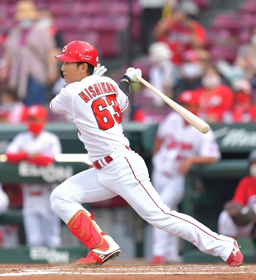 ４回、チーム初安打となる中前打を放つ広島・西川