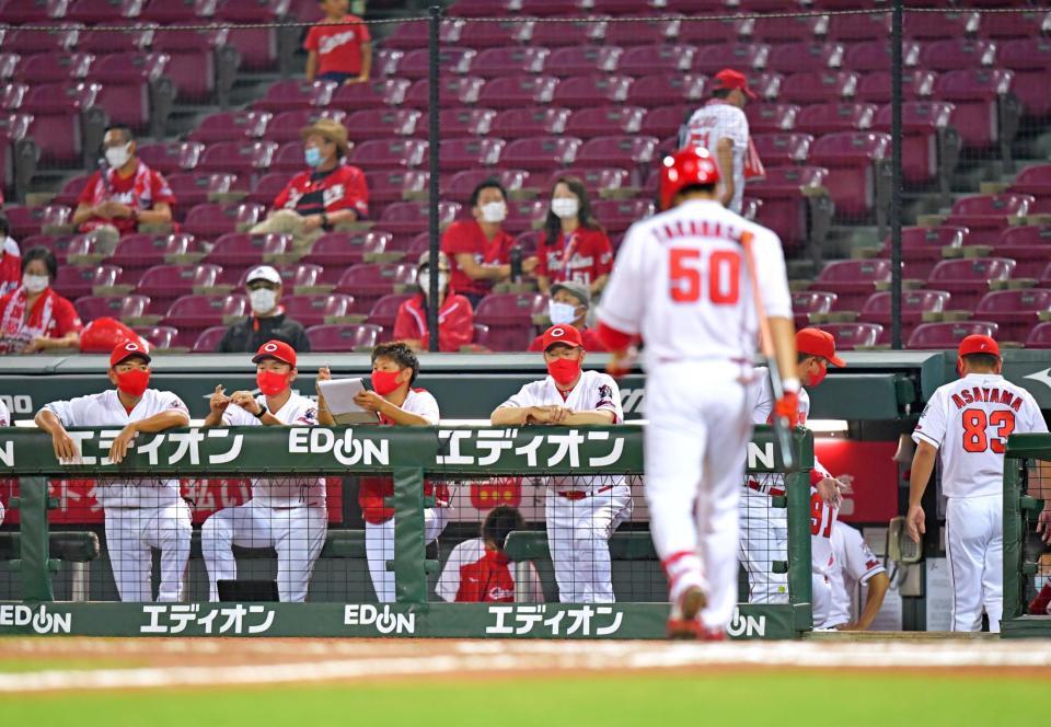 延長１０回裏、代打の高橋大（５０）が空振り三振に終わり、グラウンドを見つめる佐々岡監督（中央奥）＝撮影・立川洋一郎