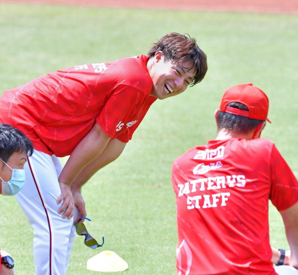 １軍練習に合流し笑顔を見せる野村（撮影・立川洋一郎）