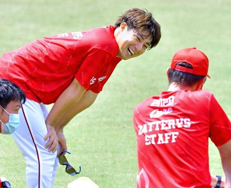 　１軍練習に合流し笑顔を見せる野村