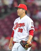 ９回表ヤクルト１死一、三塁、代打のヤクルト・青木に同点適時打を打たれ、ぼうぜんとする広島・菊池保則＝マツダスタジアム（撮影・立川洋一郎）