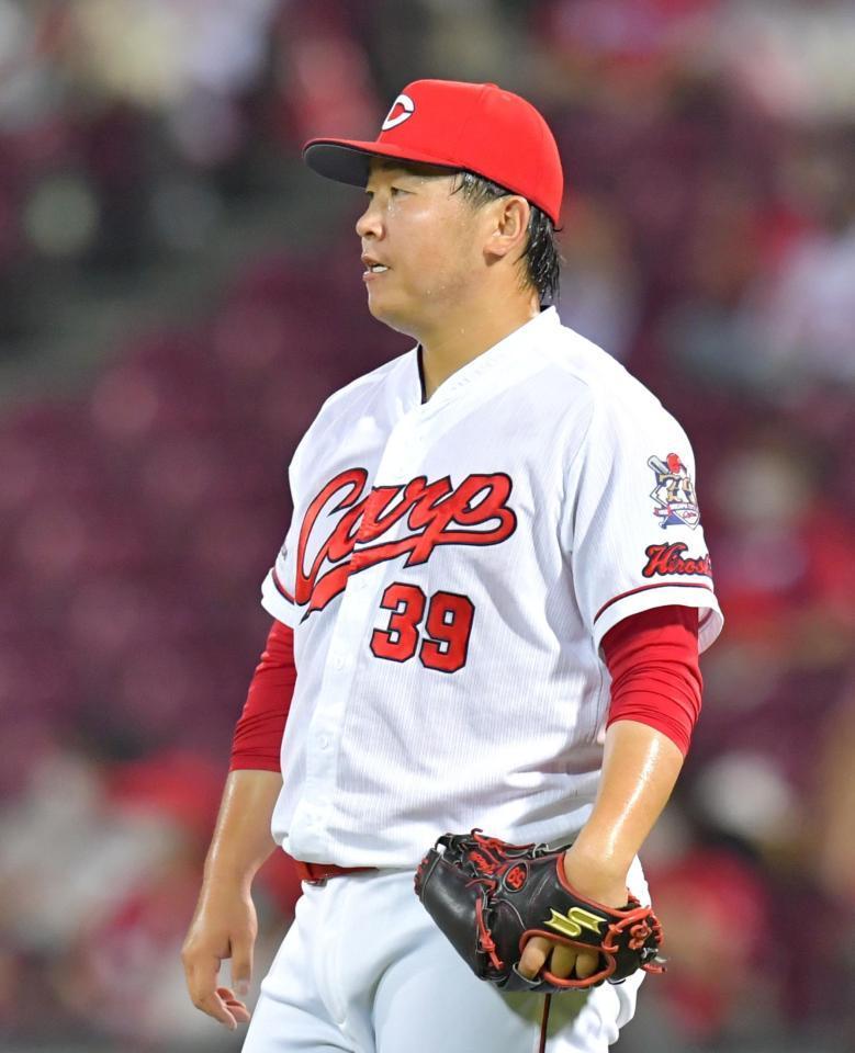 ９回表ヤクルト１死一、三塁、代打のヤクルト・青木に同点適時打を打たれ、ぼうぜんとする広島・菊池保則＝マツダスタジアム（撮影・立川洋一郎）